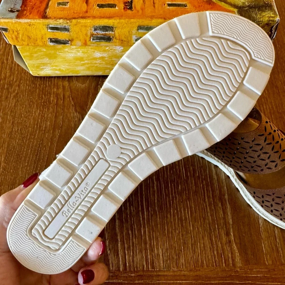 NWT NARROW tan Bella Vita Inaya wedge sandals 8N - Picture 10 of 14